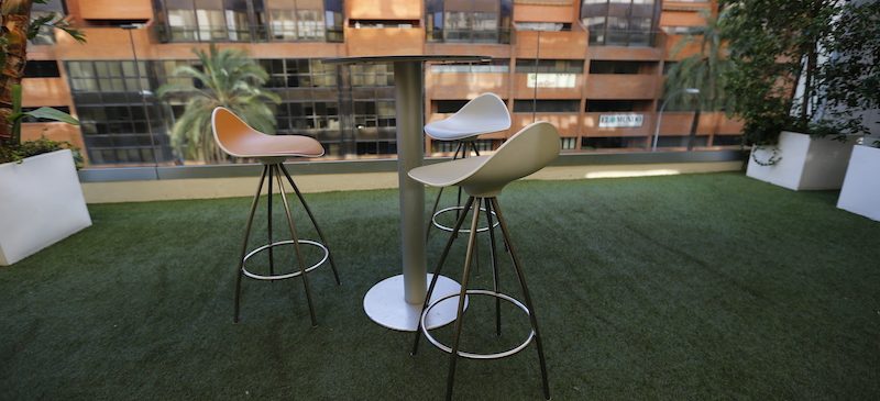 sillas de la terraza del centro de negocios