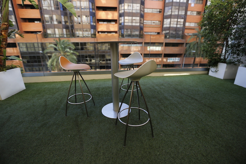 sillas de la terraza del centro de negocios